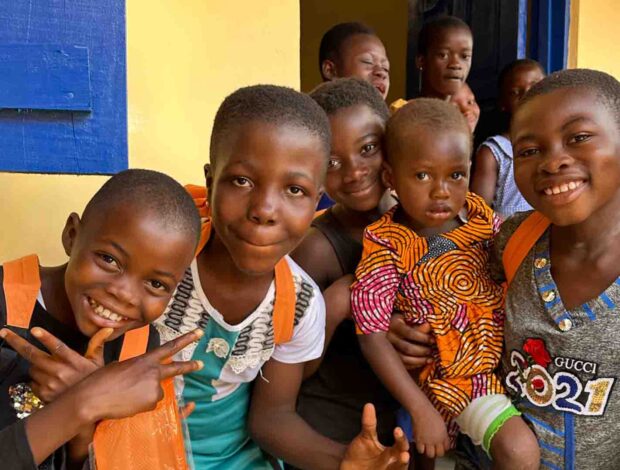 Netropolix schenkt laptops aan lagere school in Ghana